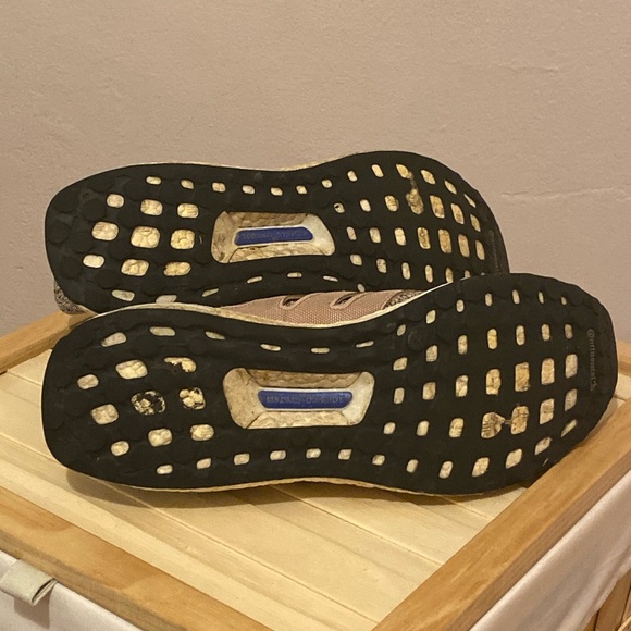 Adidas Ultraboost - Pink - Picture 3 of 5